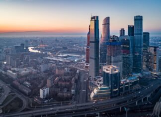 В «Москва-Сити» звучат сирены тревоги: в высотке отключили лифты и начали эвакуацию (видео)