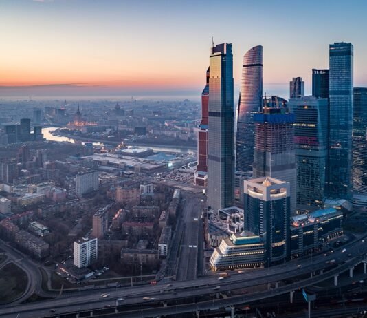 В «Москва-Сити» звучат сирены тревоги: в высотке отключили лифты и начали эвакуацию (видео)