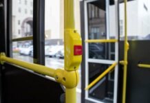 Водій не дочекався, поки всі вийдуть: у Чернігові пасажирка випала з тролейбуса на зупинці та травмувалася