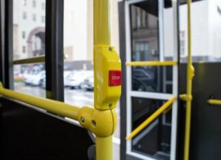 Водій не дочекався, поки всі вийдуть: у Чернігові пасажирка випала з тролейбуса на зупинці та травмувалася