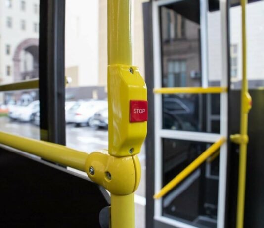 Водій не дочекався, поки всі вийдуть: у Чернігові пасажирка випала з тролейбуса на зупинці та травмувалася