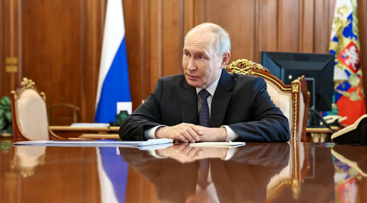 Бледный и изможденный: новые фото Путина вызвали волну слухов о его здоровье