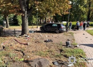 Пошел на обгон и врезался в остановку: полиция показала момент ДТП на Чоколовском бульваре