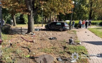 Пошел на обгон и врезался в остановку: полиция показала момент ДТП на Чоколовском бульваре