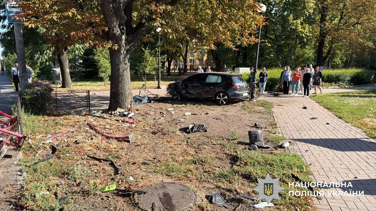 Пошел на обгон и врезался в остановку: полиция показала момент ДТП на Чоколовском бульваре