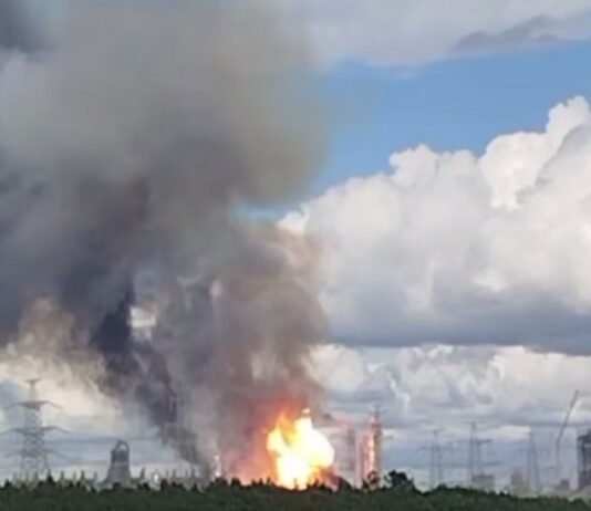 Без атак: в РФ внезапно загорелся недостроенный Амурский газохимический комплекс (видео)