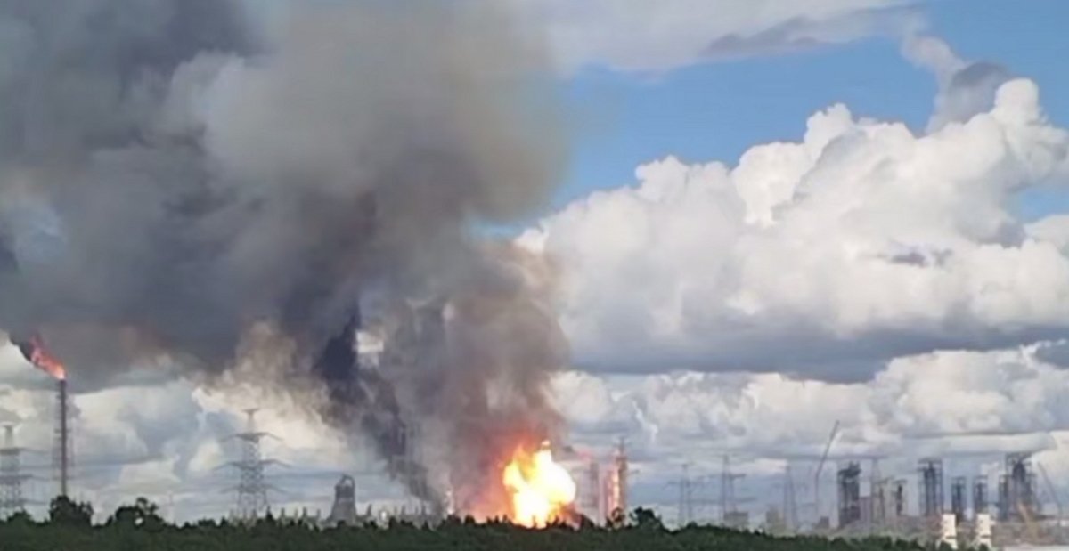 Без атак: в РФ внезапно загорелся недостроенный Амурский газохимический комплекс (видео)