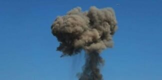 У Чернігові російський БпЛА влучив у житловий будинок: виникла пожежа