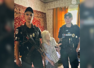 Загубилася у місті: Чернігівські патрульні повернули додому пенсіонерку