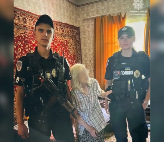 Загубилася у місті: Чернігівські патрульні повернули додому пенсіонерку