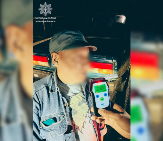 У Чернігові 54-річний водій без прав їздив пʼяний у комендантську годину