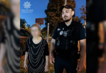 Перегрілася на сонці: у Чернігові патрульні допомогли пенсіонерці дістатися додому