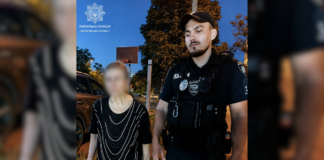 Перегрілася на сонці: у Чернігові патрульні допомогли пенсіонерці дістатися додому