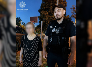 Перегрілася на сонці: у Чернігові патрульні допомогли пенсіонерці дістатися додому