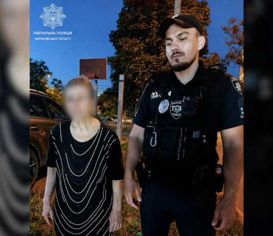 Перегрілася на сонці: у Чернігові патрульні допомогли пенсіонерці дістатися додому