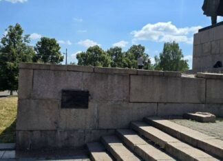 Меморіальні дошки, контейнери, сарай: у Чернігові демонтують 41 тимчасовий об’єкт