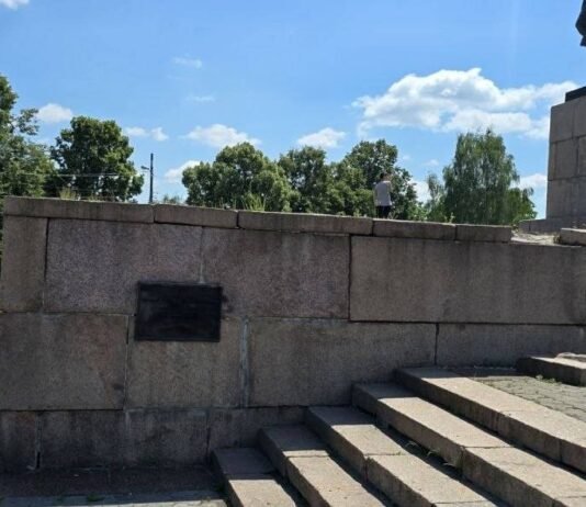 Меморіальні дошки, контейнери, сарай: у Чернігові демонтують 41 тимчасовий об’єкт