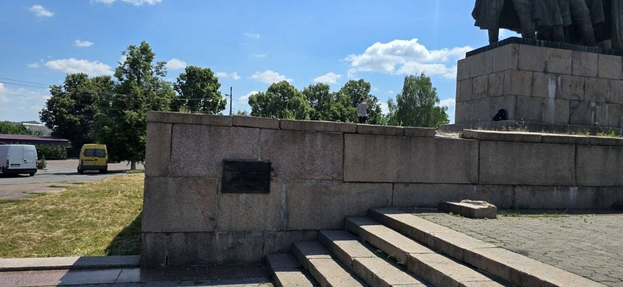 Меморіальні дошки, контейнери, сарай: у Чернігові демонтують 41 тимчасовий об’єкт