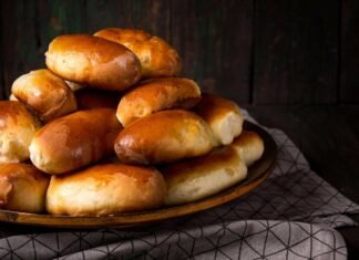 Суботній рецепт: латвійські пиріжки з беконом і цибулею