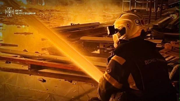 Пошкоджено АЗС, енергооб’єкт, підприємство: ворожі дрони атакували Чернігівщину