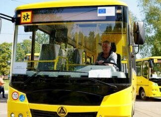 Три інклюзивні шкільні автобуси отримали громади Чернігівщини: кому передали транспорт