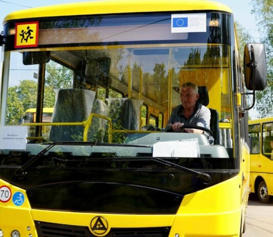 Три інклюзивні шкільні автобуси отримали громади Чернігівщини: кому передали транспорт