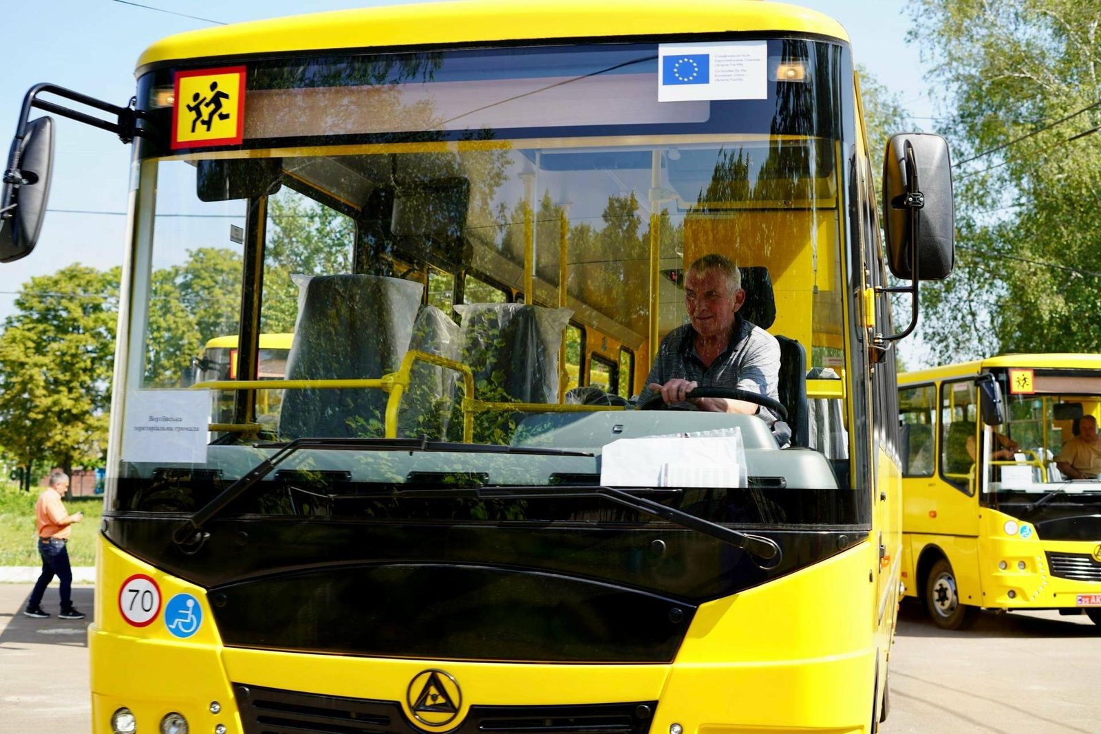 Три інклюзивні шкільні автобуси отримали громади Чернігівщини: кому передали транспорт