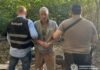 У Чернігові посеред вулиці чоловік зірвав з шиї пенсіонерки золотий ланцюжок із хрестиком: зловмисника затримали