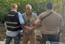 У Чернігові посеред вулиці чоловік зірвав з шиї пенсіонерки золотий ланцюжок із хрестиком: зловмисника затримали