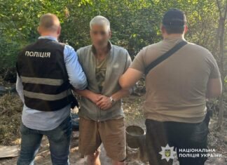 У Чернігові посеред вулиці чоловік зірвав з шиї пенсіонерки золотий ланцюжок із хрестиком: зловмисника затримали