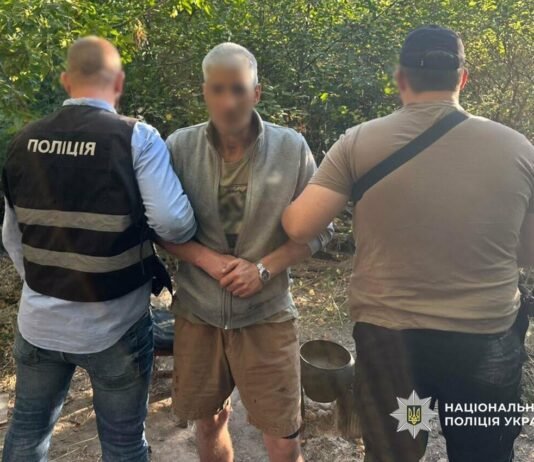 У Чернігові посеред вулиці чоловік зірвав з шиї пенсіонерки золотий ланцюжок із хрестиком: зловмисника затримали