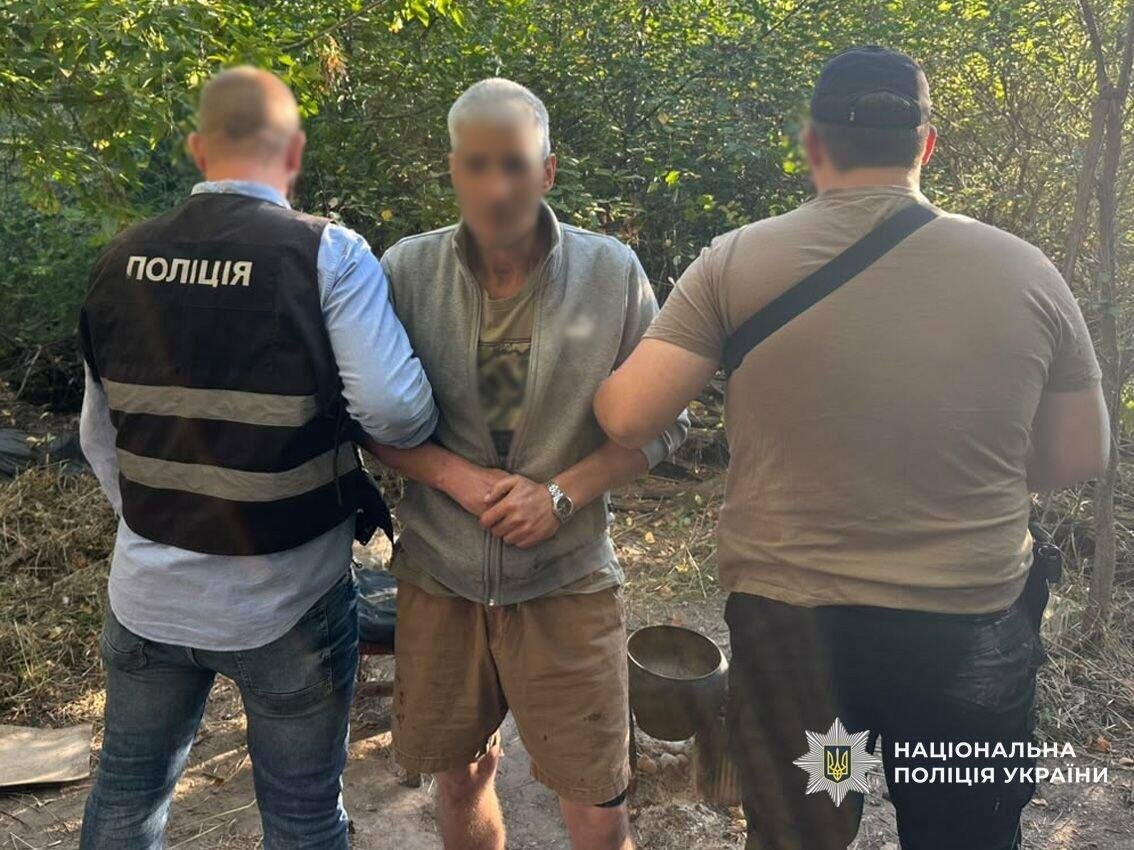 У Чернігові посеред вулиці чоловік зірвав з шиї пенсіонерки золотий ланцюжок із хрестиком: зловмисника затримали