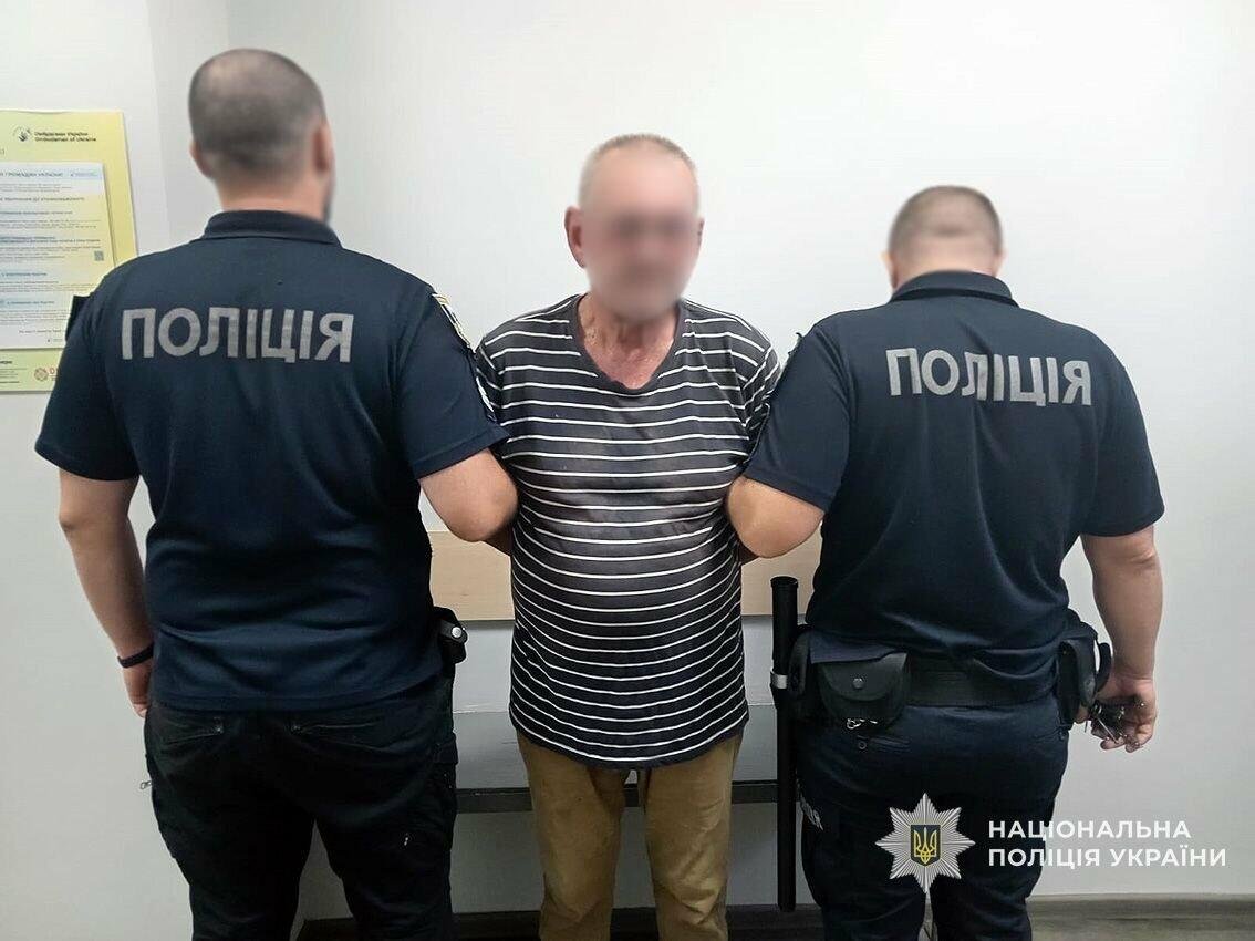 Кілька разів вистрілив у голову знайомій та бив пістолетом: на Чернігівщині затримали чоловіка за замах на вбивство