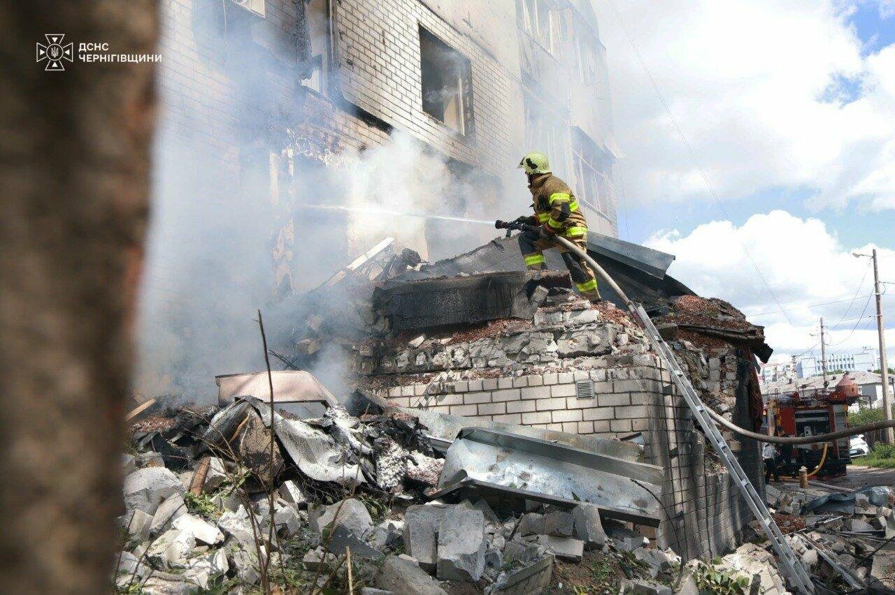 Кількість постраждалих внаслідок удару по багатоповерхівці у Чернігові зросла до 15
