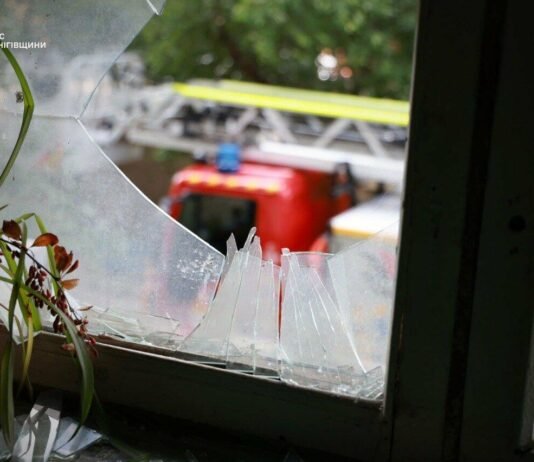 Вигоріли дві квартири, 17 постраждалих: нові подробиці удару по багатоповерхівці у Чернігові