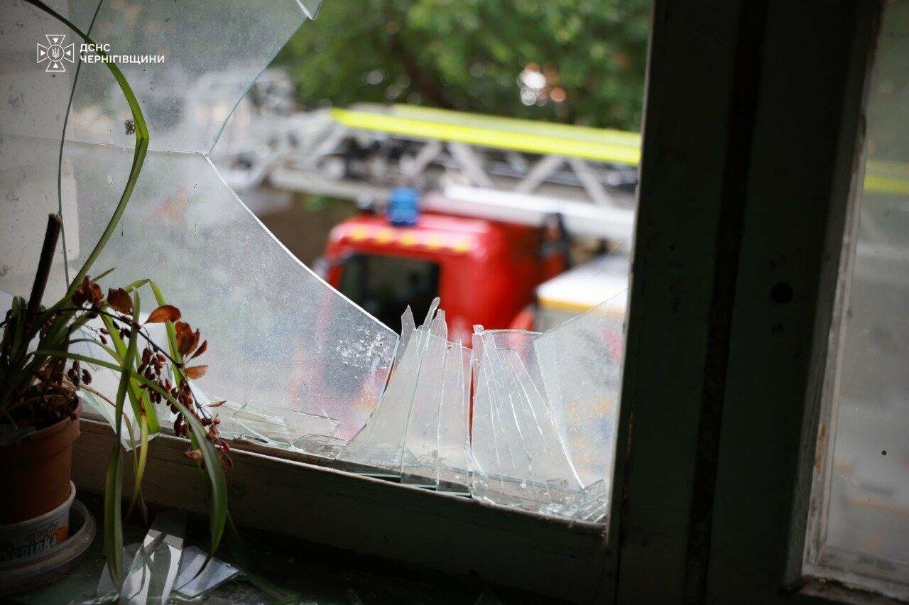 Вигоріли дві квартири, 17 постраждалих: нові подробиці удару по багатоповерхівці у Чернігові