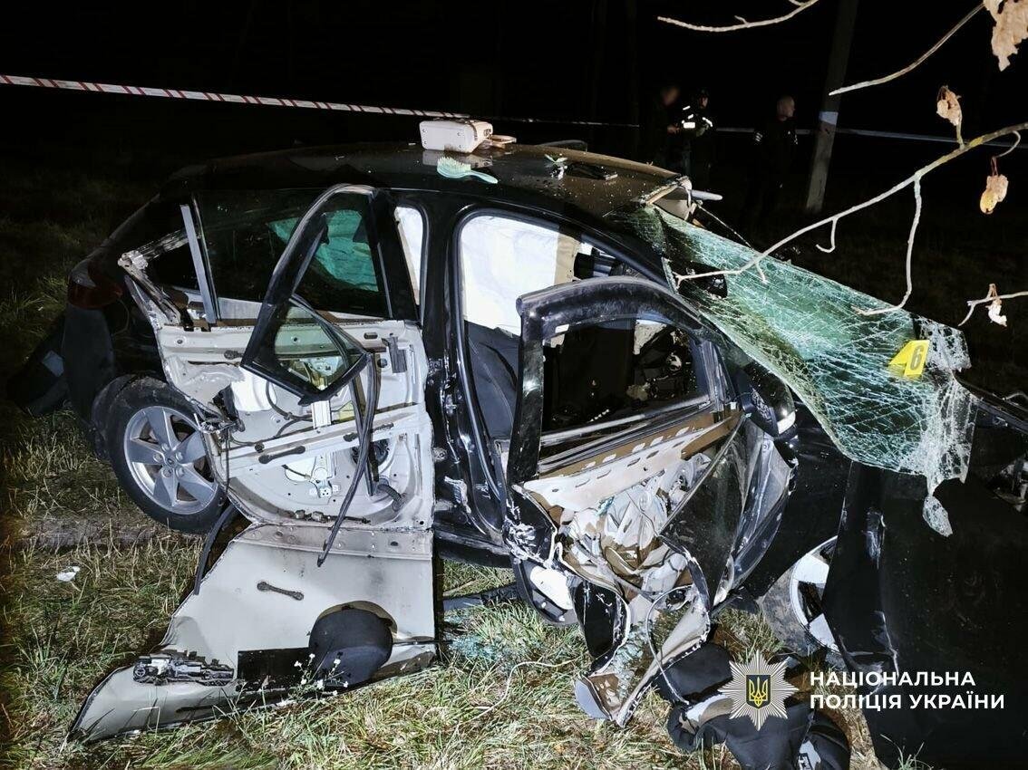 Авто врізалося в дерево на Чернігівщині: троє людей загинуло, серед них – неповнолітня