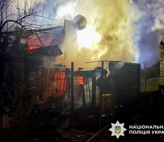 Росіяни атакували житловий район Чернігова: поранені четверо людей, серед них двоє дітей