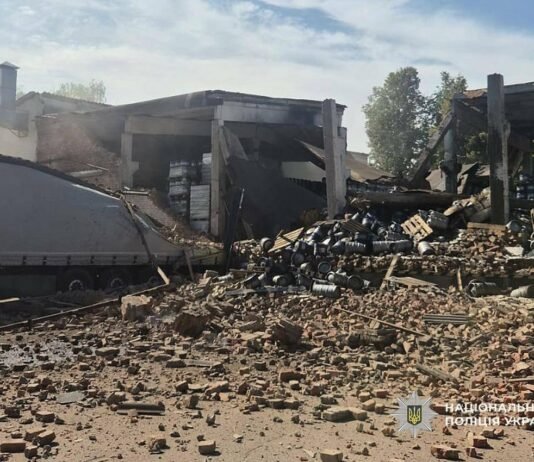Повторний удар по Чернігову: поліція показала фото з місця атаки
