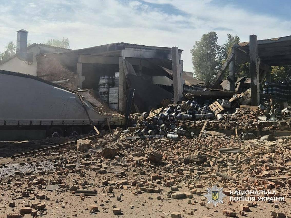 Повторний удар по Чернігову: поліція показала фото з місця атаки