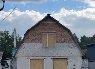 21 пошкоджений будинок, 65 закритих вікон: ліквідація наслідків атаки у Чернігові