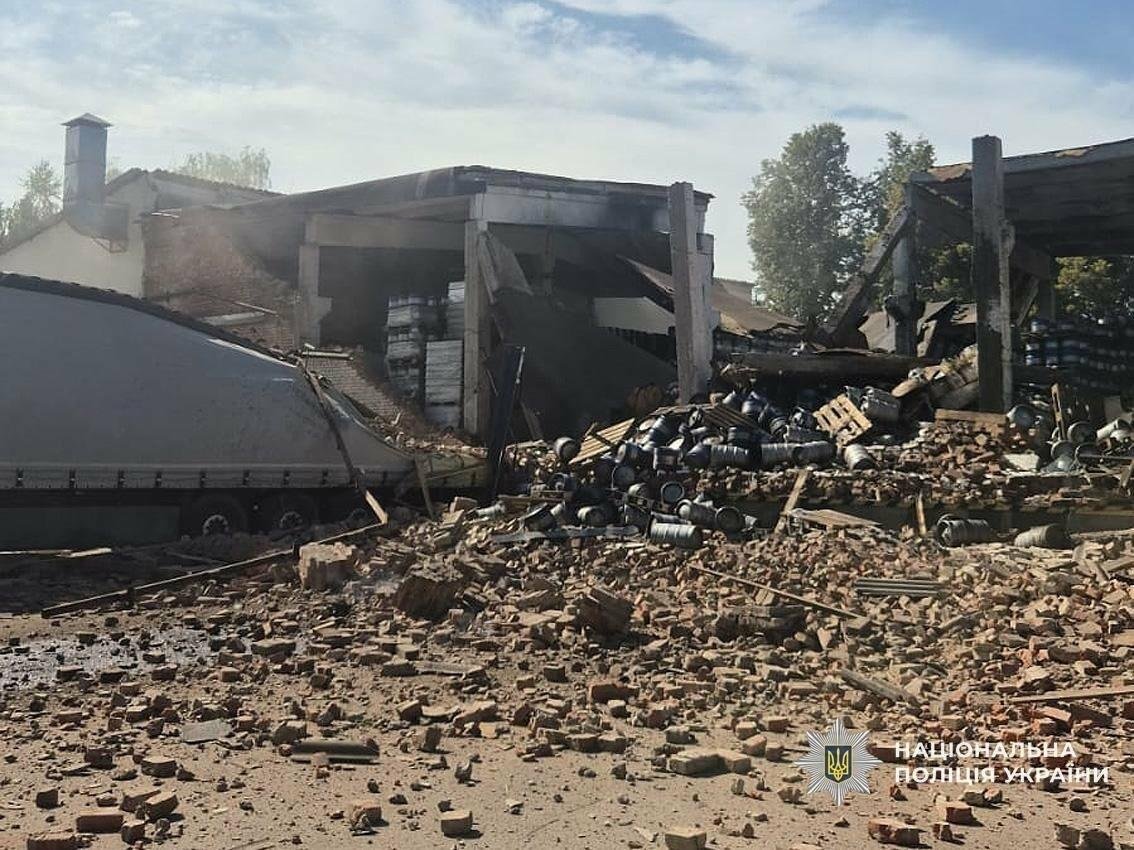 Зруйнований склад, згоріла церква та пожежа в лісі: як минула доба на Чернігівщині