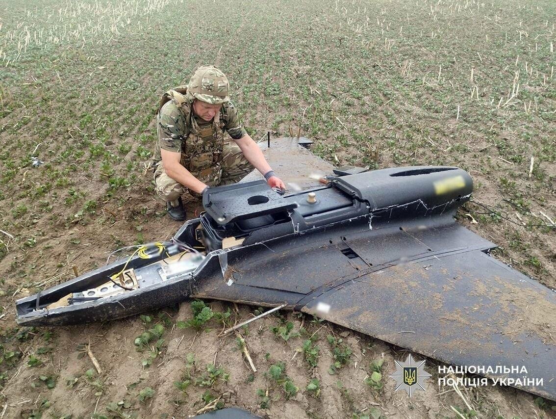 Один впав в полі, інший – на подвірʼї: на Чернігівщині знешкодили два російські БпЛА, збиті Силами оборони