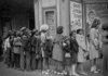«Ребенок путешествует во времени»: на фотографии 1941 года заметили мальчика с современным устройством (фото)