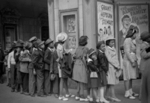 «Ребенок путешествует во времени»: на фотографии 1941 года заметили мальчика с современным устройством (фото)