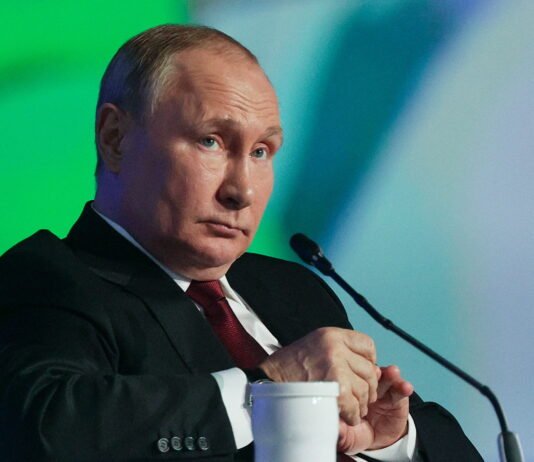 Нужны «какие-то переговорщики»: Путин объяснил отсутствие ударов РФ по украинским властям (видео)