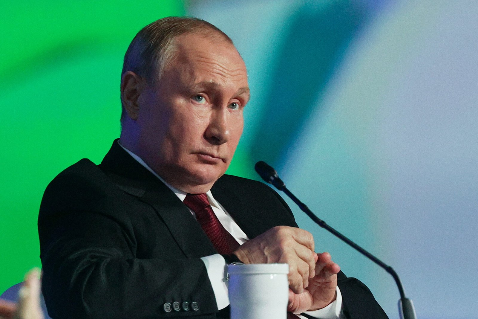 Нужны «какие-то переговорщики»: Путин объяснил отсутствие ударов РФ по украинским властям (видео)